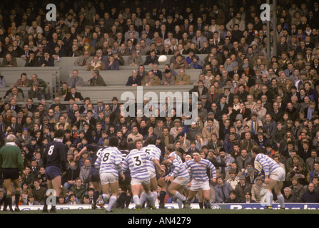 Varsity Rugby Match a Twickenham Oxford University contro Cambridge University. Oxford in azzurro. Crowd People Lin si trova nel 1985 1980 CON HOMER SYKES Foto Stock