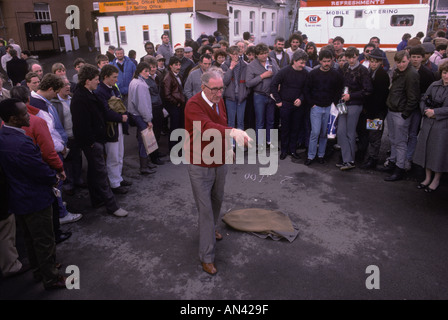 Tipster Grand National Horse Race gli spettatori dell'Aintree Liverpool si riuniscono per ascoltare la sua dritta su quali cavalli vinceranno 1980s 1986 UK HOMER SYKES Foto Stock