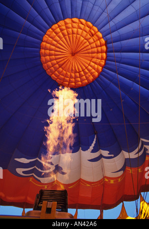 Il calore dalla fiamma generata dal bruciatore il riempimento in mongolfiera ad aria calda Foto Stock