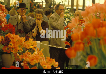 1980 senior couple UK, ammirando la mostra di fiori al Chelsea Flower Show, Londra Inghilterra 1984 HOMER SYKES Foto Stock