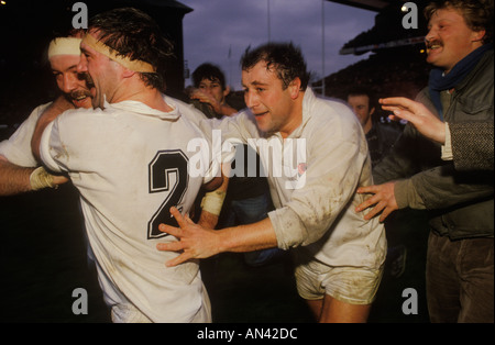 Twickenham Rugby union Ground, Galles contro Inghilterra International England won. I membri della squadra alla fine del gioco invadono HOMER SYKES, il campo degli anni '1985 1980 Foto Stock