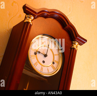 Caso tradizionale orologio mostra nove o clock Foto Stock