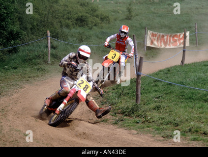 Due giovani uomini in gara amatuer moto cross country gara su polveroso terreno agricolo pista Ramsden Heath Essex Inghilterra UK preso 04/05/1996 Foto Stock