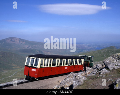 Snowdon Mountain treno ferroviario ed il carrello a circa metà strada al vertice Foto Stock