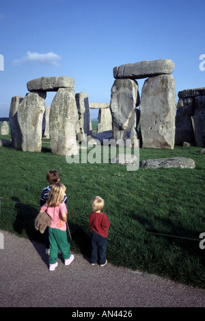 Stonehenge monumento preistorico vicino al West Amesbury visitando i giovani e pietre permanente Foto Stock