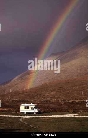 Sligachan Isola di Skye montagne Cuillin arcobaleno e Volkswagen diesel Auto Slepers Clubman caravan in campeggio Scottish Highlands Scozia Regno Unito Foto Stock