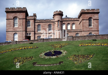 Castello di Inverness e giardini con orologio floreale Foto Stock