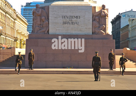 Protezioni a il Monumento della Libertà in Brivibas iela street in Bastejkains park nel centro di Riga, Lettonia UE Foto Stock