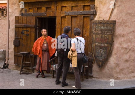 Ristorante medievale nel cuore di Vecriga quartiere del centro storico di Riga la capitale della Lettonia in nord europa Foto Stock