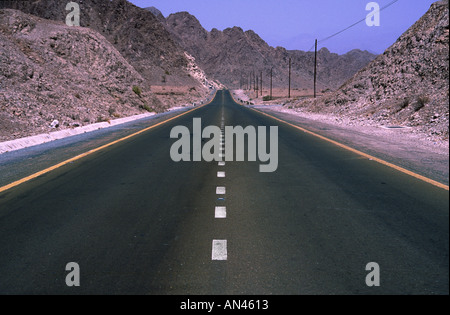 Dubai infinite road nel deserto Foto Stock