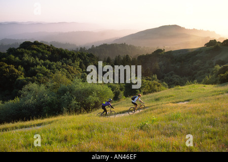 Giovane Mountain bike in California colline costiere Foto Stock