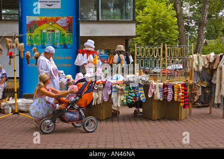 Le bancarelle del mercato a Jomas iela street in Majori in Jürmala Lettonia UE Foto Stock