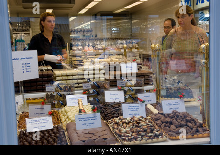 Il negozio di cioccolato finestra in Bruges Belgio Foto Stock