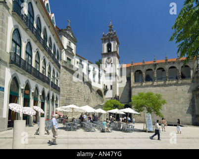 Il Portogallo, Amarante, Praca da Republica quadrato con Cafe & Chiese di Sao Tiago & Sao Goncalo Foto Stock