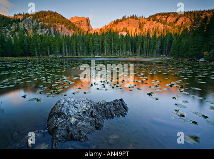 Sunrise scenic riflessione di picco Hallett dalla ninfa Lago Rocky Mountains National Park in Colorado Foto Stock