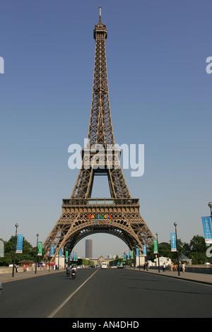 Una vista generale della Torre Eiffel raffigurato nella città di Parigi in Francia. Si vede qui sorgeva su Champ de Mars. Foto Stock