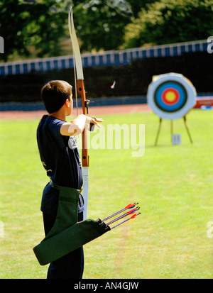 Ragazzo freccia di ripresa in Londra giochi della gioventù di tiro con l'arco concorso al Crystal Palace. Bromley, Kent, Inghilterra, Regno Unito. Foto Stock