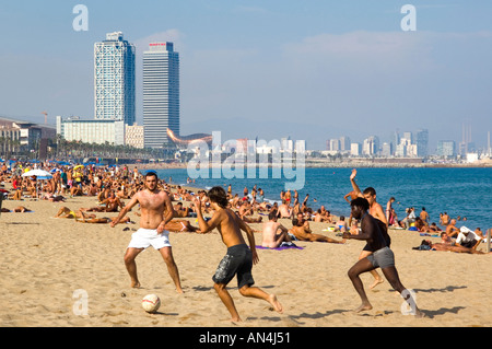 Le persone che giocano a calcio sulla spiaggia di Platja Barceloneta Barcellona Spagna Foto Stock