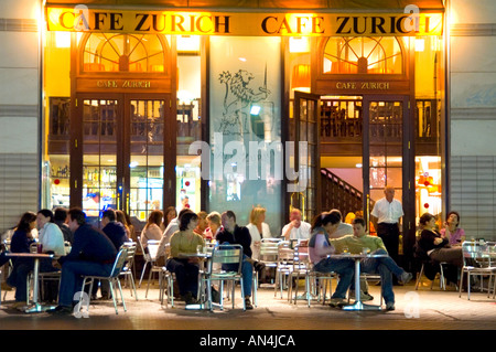 Il popolare Cafe Zurigo a Placa de Catalunya Barcellona Spagna Foto Stock