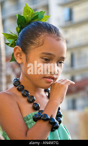 Giovane ragazza Hawaiiana esecuzione tradizionale di hula Hawaiana balli in Oahu Hawaii Foto Stock