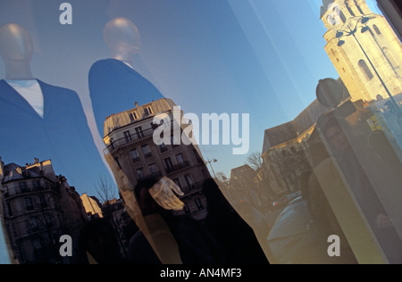 Riflessioni sulla finestra del negozio, Parigi, Francia Foto Stock