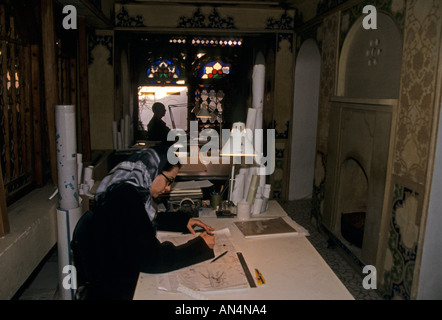 Uno studente di mettere in pratica in un'architettura workshop presso una scuola in Esfehan Iran Foto Stock