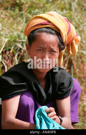 Pa-O ragazza abiti di lavaggio in un flusso nei pressi di Taunggyi, Stato Shan, Birmania (Myanmar) Foto Stock