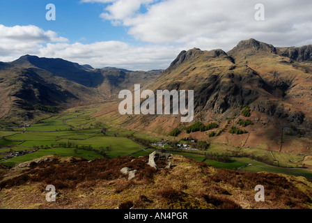 Bowfell e The Langdale Pikes nel Lake District inglese Foto Stock