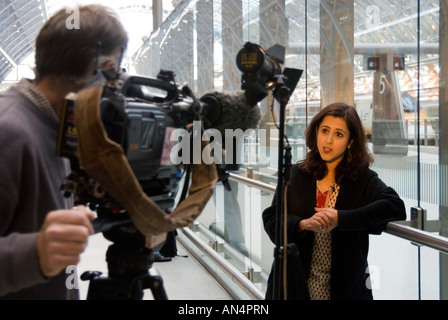 Notizie della televisione reporter nella parte anteriore della telecamera Londra Inghilterra REGNO UNITO Foto Stock