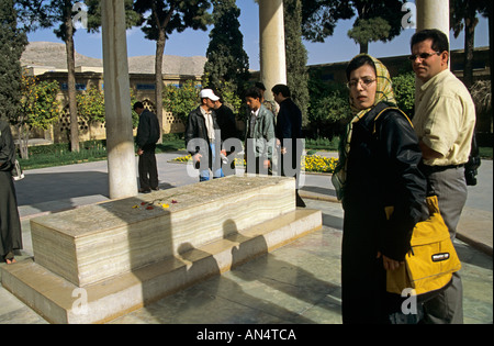 Visitatori presso la tomba di Hafez a Shiraz Iran Foto Stock