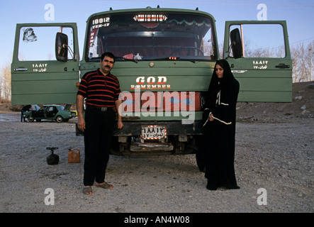 Matura in posa nella parte anteriore del carrello, Iran Foto Stock