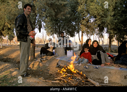 Famiglia avente picnic nel parco Foto Stock