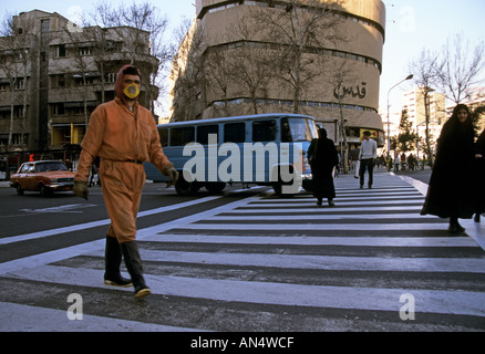 Un uomo iraniano attraversando la strada Foto Stock