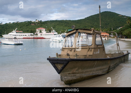 Una piccola vecchia barca spiaggiata a Cruz Bay St John Isole Vergini Americane Foto Stock