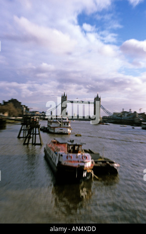 La torre Ponte sul Fiume Tamigi a Londra Regno Unito Foto Stock