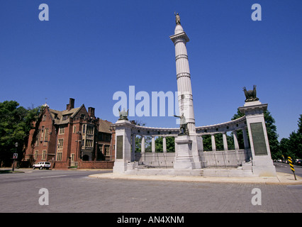 Un monumento a Jefferson Davis presidente degli Stati Confederati d'America su un monumento Drive in Richmond Foto Stock