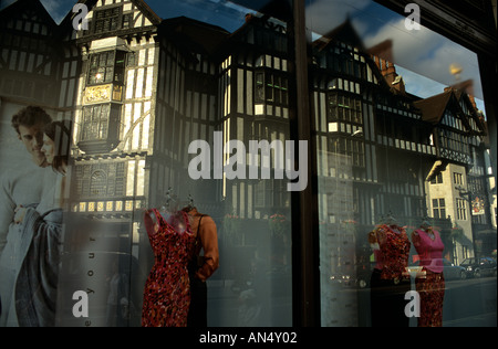 La riflessione di edificio sulla finestra del negozio, Liberty negozio dipartimentale, London, England, Regno Unito Foto Stock