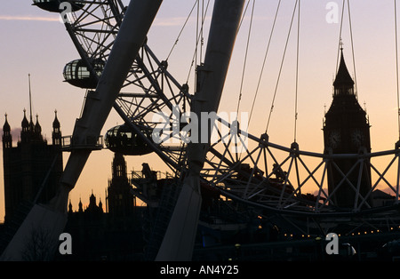 Profilarsi la Casa del Parlamento e il London Eye al crepuscolo, dettaglio, London, Regno Unito Foto Stock