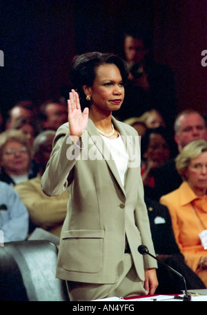 Condoleezza Rice (Consigliere per la sicurezza nazionale) essendo giurato in prima di fornire testimonianza al 9/11 Commissione a Washington DC Foto Stock