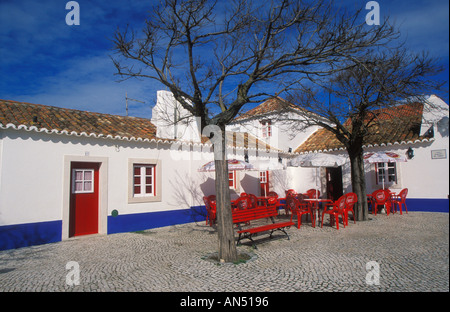La bella costa Ovest borgo di Porto Cova con le sue pareti bianche le porte sono rosse e blu vicino dettagli Cercal Sines Portogallo UE Europa Foto Stock