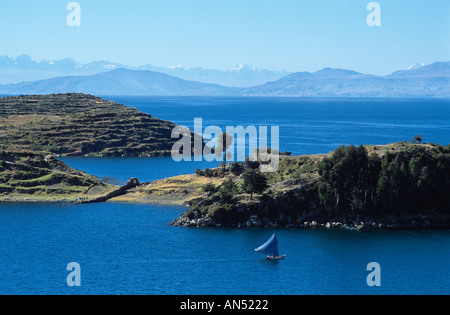 Vista sul lago Titicaca per la Cordigliera boliviana come si vede dall' isola del sole di , il lago Titicaca, Perù Foto Stock