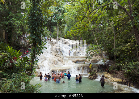 I turisti Climbing Dunns River Falls, Ocho Rios, in Giamaica, Caraibi, West Indies Foto Stock