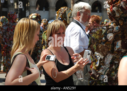 Due signore prendendo snapshot su Placa Reial Barcellona Spagna Foto Stock