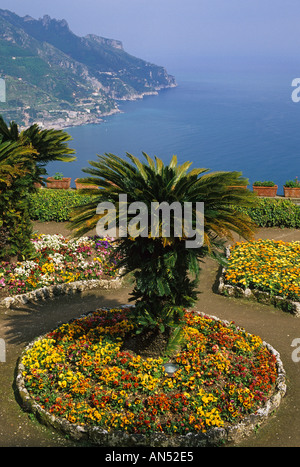 Italia Campania Costiera Amalfitana Ravello Villa Rufolo giardino che si affaccia sulla costa Foto Stock