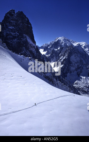 Sci freeride in cima al Pas De Chevre, nella valle di Chamonix Foto Stock