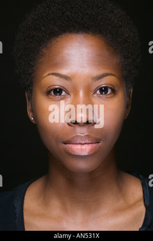 Close up della donna africana con afro Foto Stock