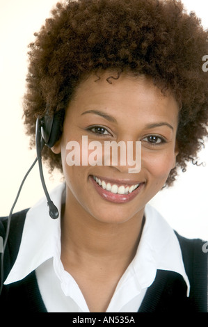 Donna che indossa un auricolare Foto Stock