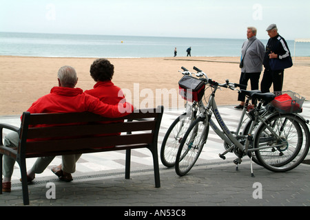 I ciclisti in riva al mare a Benidorm Costa Blanca Spagna espana Foto Stock