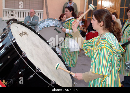 Spagna Mori e Cristiani Fiesta in Villafranquesa Spagna Alicante Villafranqueza Fiestas de Moros Y Cristianos batterista Foto Stock