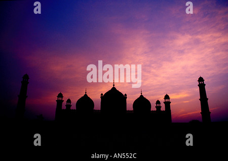 Al tramonto una silhouette della moschea Badshahi a Lahore in Pakistan Foto Stock